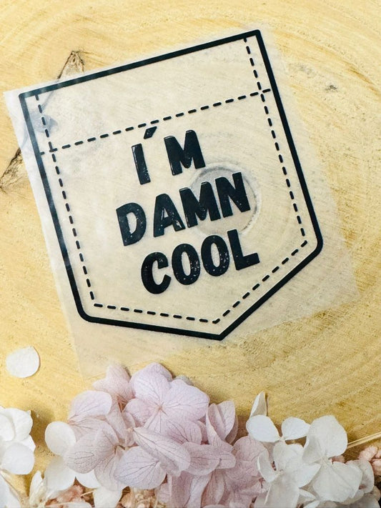 tolles Bügelbild im Stil einer Brusttasche mit dem Spruch I`m damn cool in schwarz