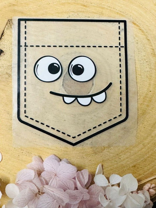 tolles Bügelbild im Stil einer Brusttasche mit einem Monstergesicht abgebildet in schwarz weiss