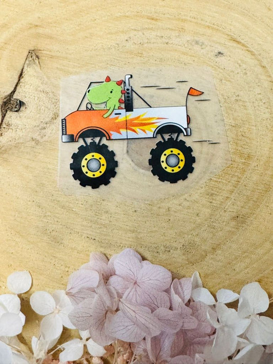 ein tolles Bügelbild aus der Growi Kollektion mit einem Dino in einem Monstertruck abgebildet