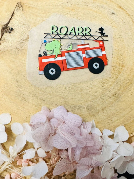 ein tolles Bügelbild handgezeichnet aus der Growi Kollektion mit dem Motiv Dino Feuerwehr 
