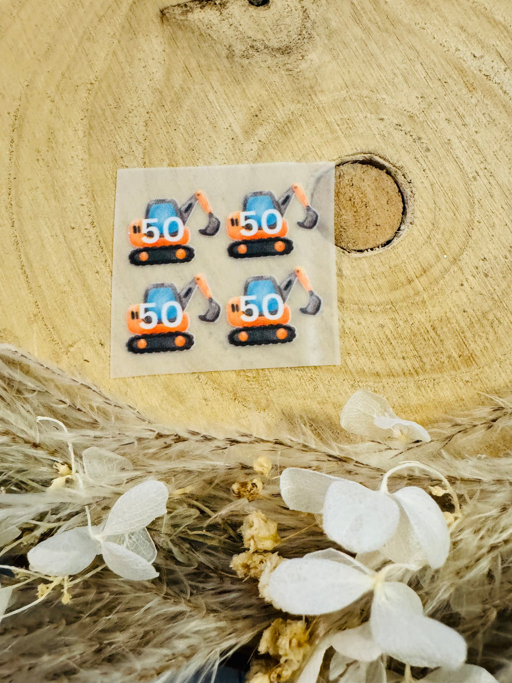 Bügellabel Größenetikett mit 4 blau orangenen Baggern und der Größe