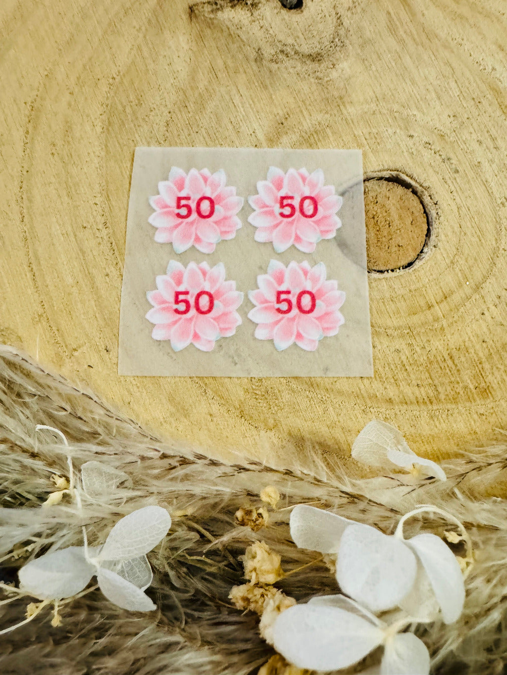 Bügellabel Größenetiketten mit 4 rosa Blüten und der Größe abgebildet