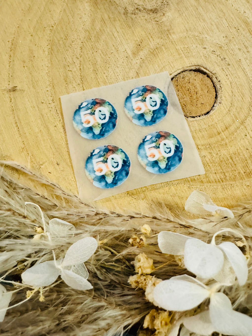 Bügellabel Größenetiketten mit 4 kleinen blauen Erdball Kugeln und der Größenangabe darauf
