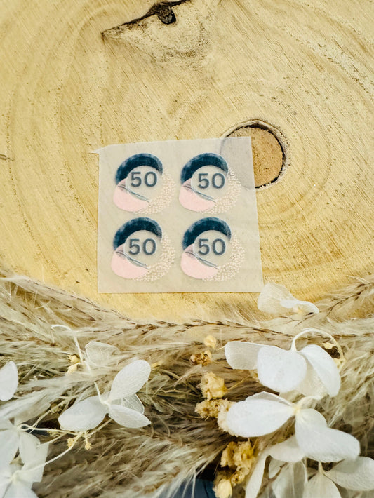 Bügellabel Größenetiketten mit 4 kleinen blau weissen Kreissen und der Größenangabe darauf