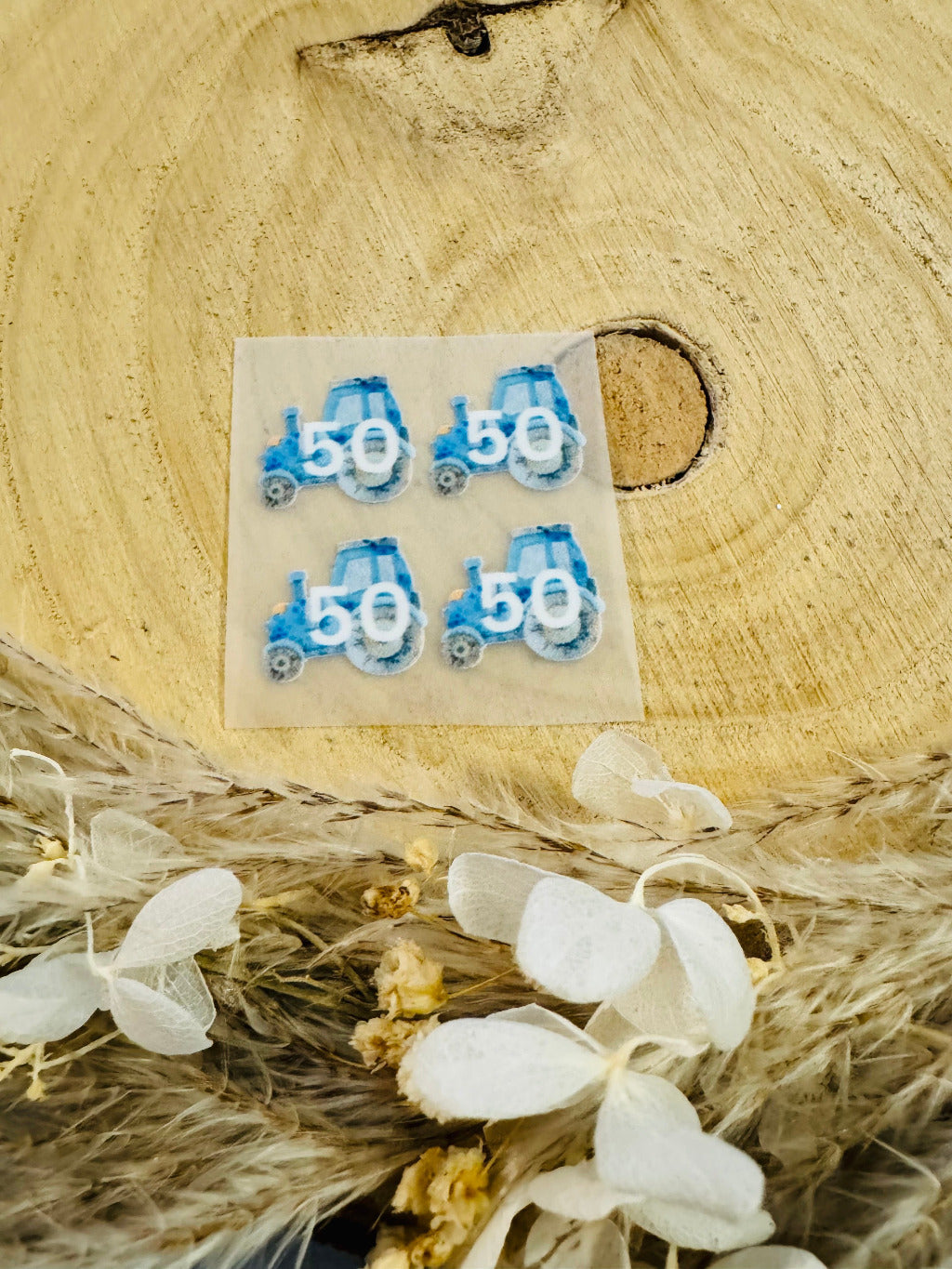 Bügellabel Größenetiketten mit 4 blauen Traktoren und der Größe abgebildet