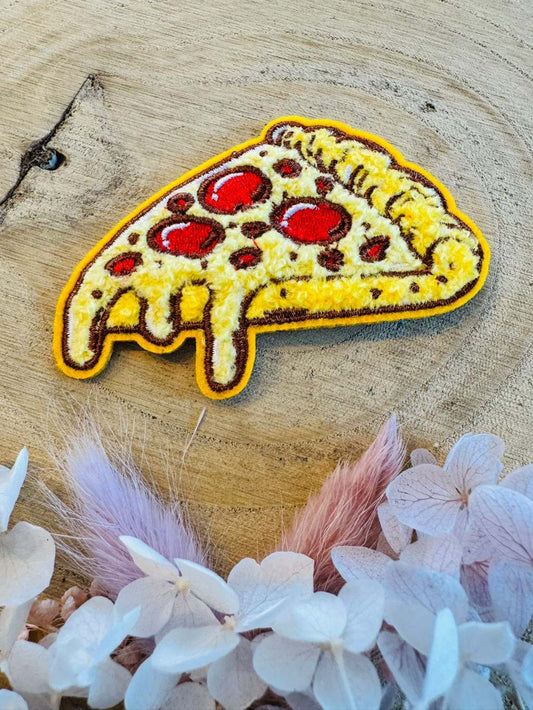 exclusives Chenille Patch der Bienenkinder mit einer tollen 3D Optik und einem lustigen Pizza Stück abgebildet