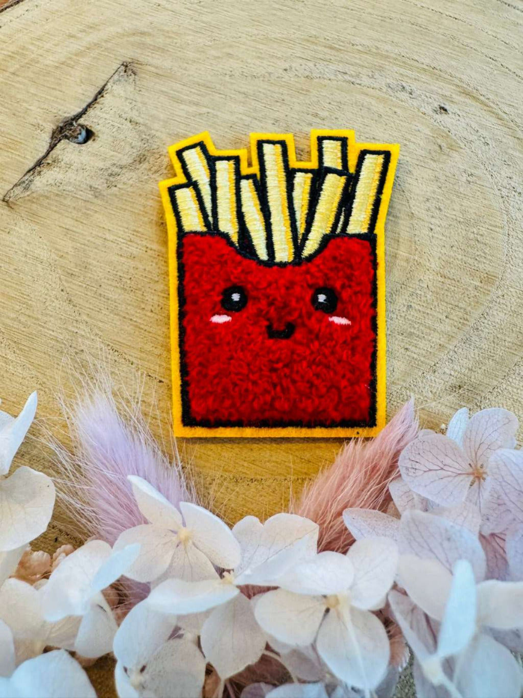 exclusives Chenille Patch in eineer tollen 3D Optik mit einer abgebildeten lustigen Pommes Tüte