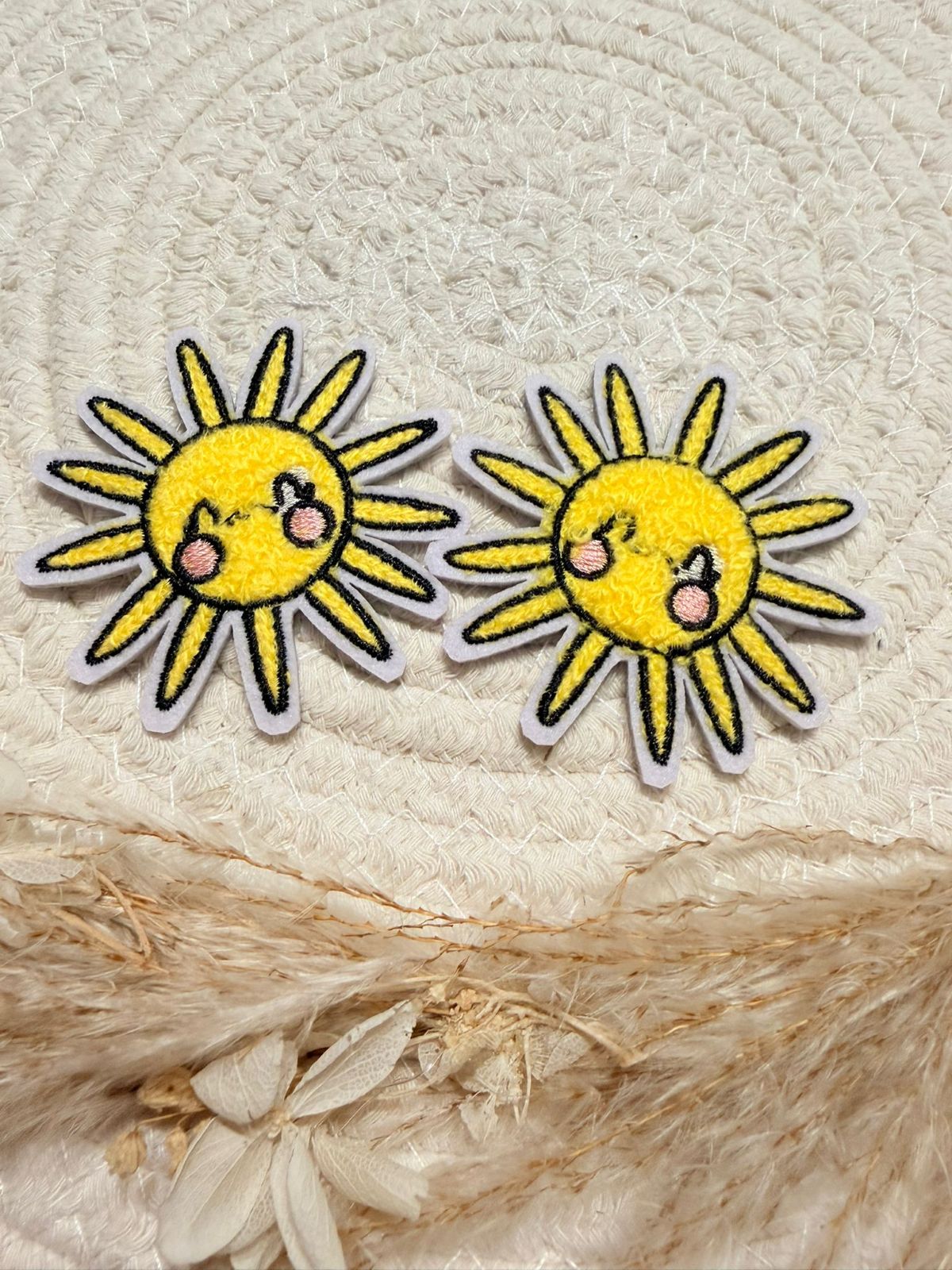 exclusives Bienenkinder Chenille Patch mit einer tollen 3D Optik und einer  Sonne mit Sunglasses abgebildet