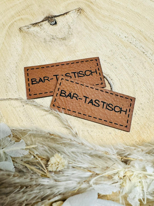 braunes  kunstlederlabel mit dem Spruch Bär-Tastisch