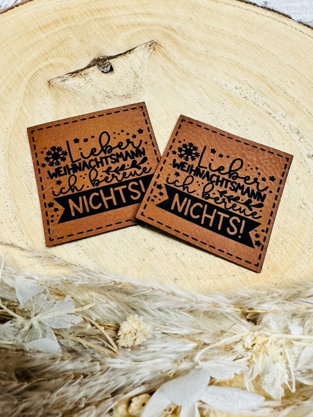 braunes christmas label mit dem spruch Lieber Weihnachtsmann ich bereue Nichts ausrufezeichen