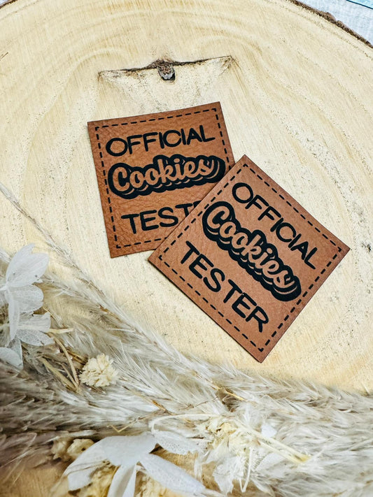 braunes  kunstlederlabel mit dem spruch official cookies tester