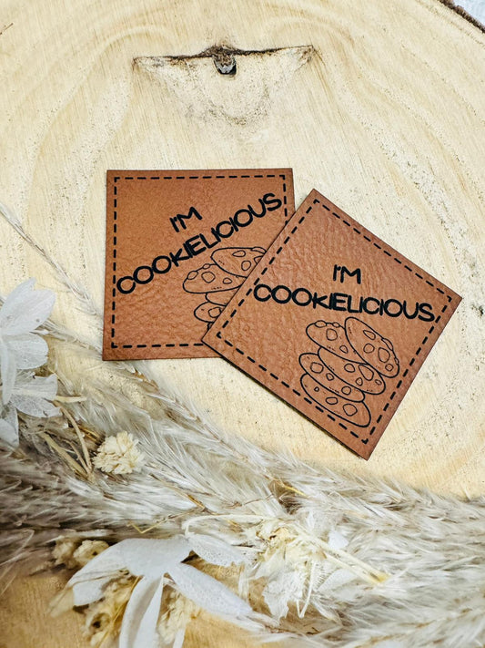 braunes  kunstlederlabel mit dem spruch I`M Cookielicious mit abgebildeten Cookies