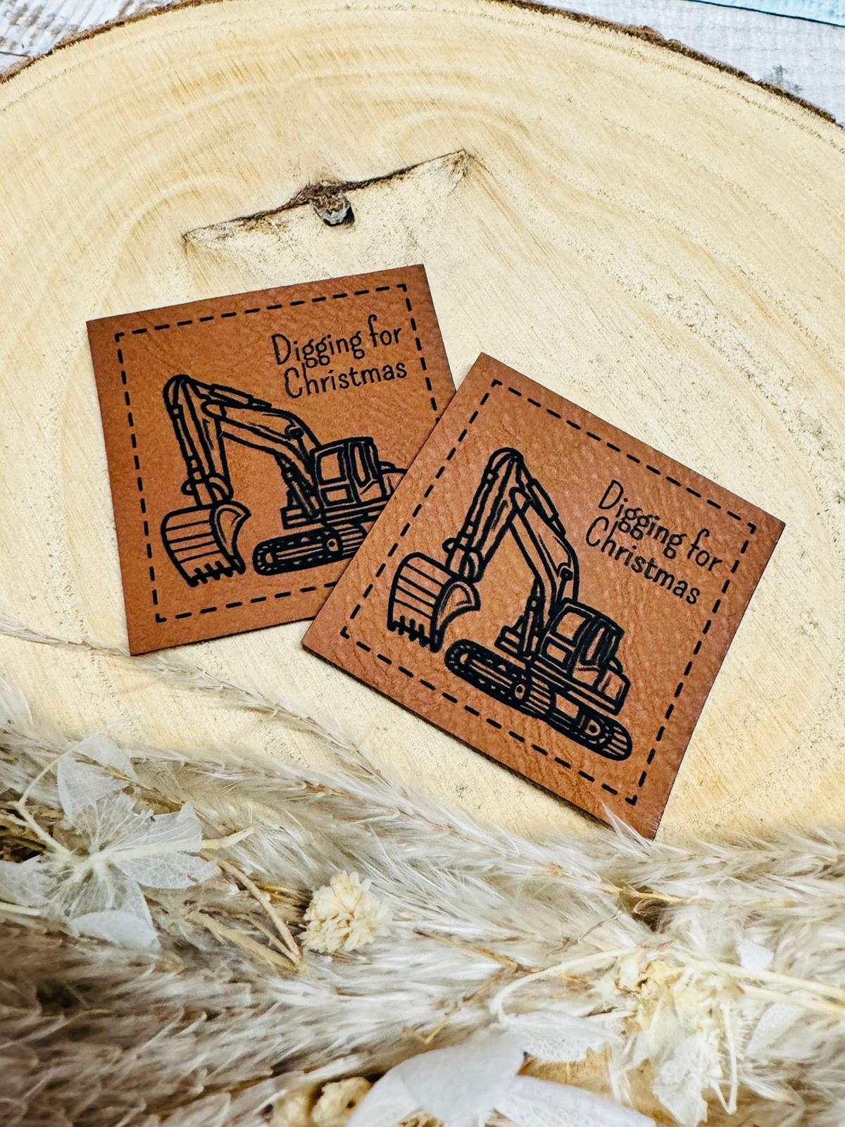 braunes christmas kunstlederlabel mit dem spruch digging for christmas und einem bagger abgebildet