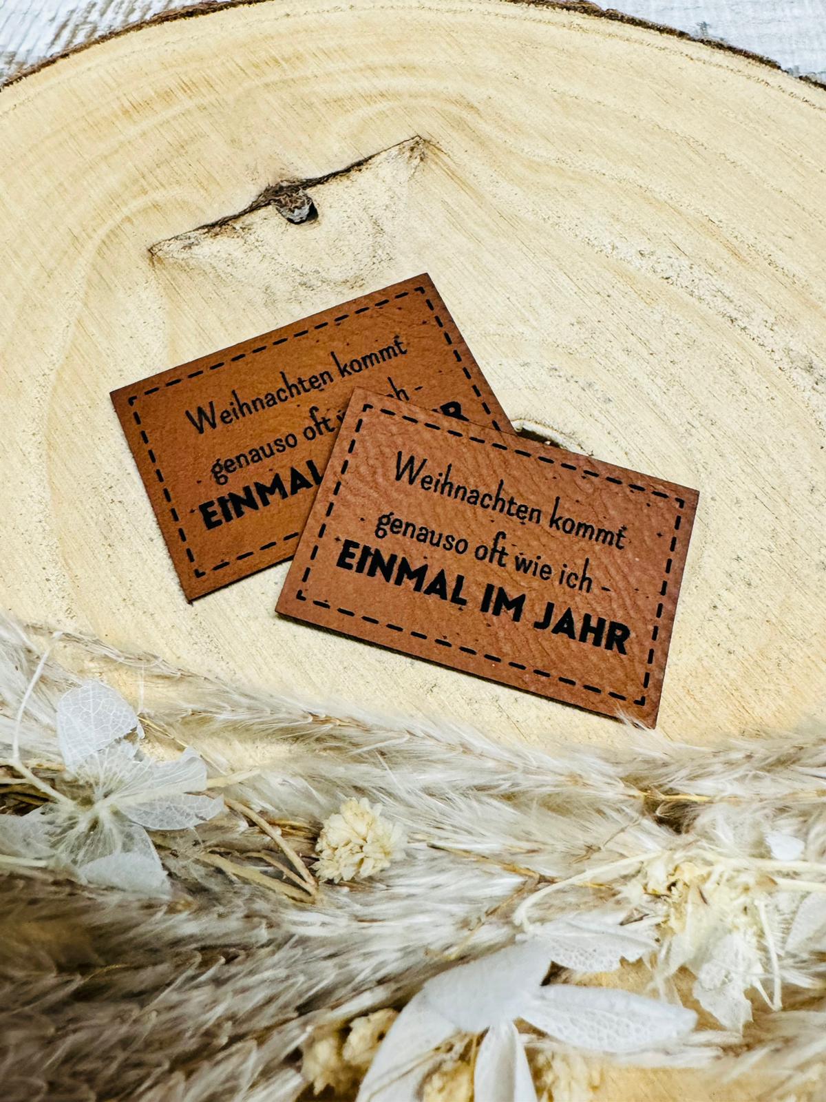 braunes christmas kunstlederlabel mit dem spruch weihnachten kommt genauso oft wie ich bindestrich einmal im jahr