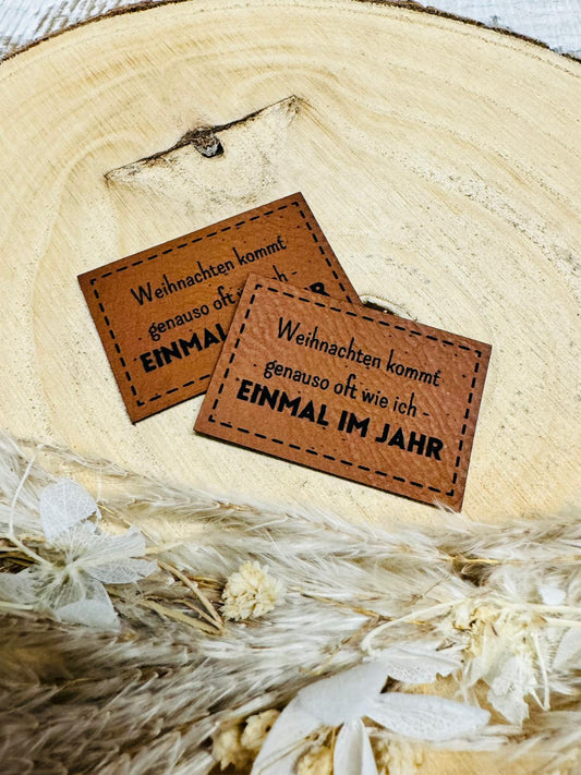 braunes christmas kunstlederlabel mit dem spruch weihnachten kommt genauso oft wie ich bindestrich einmal im jahr