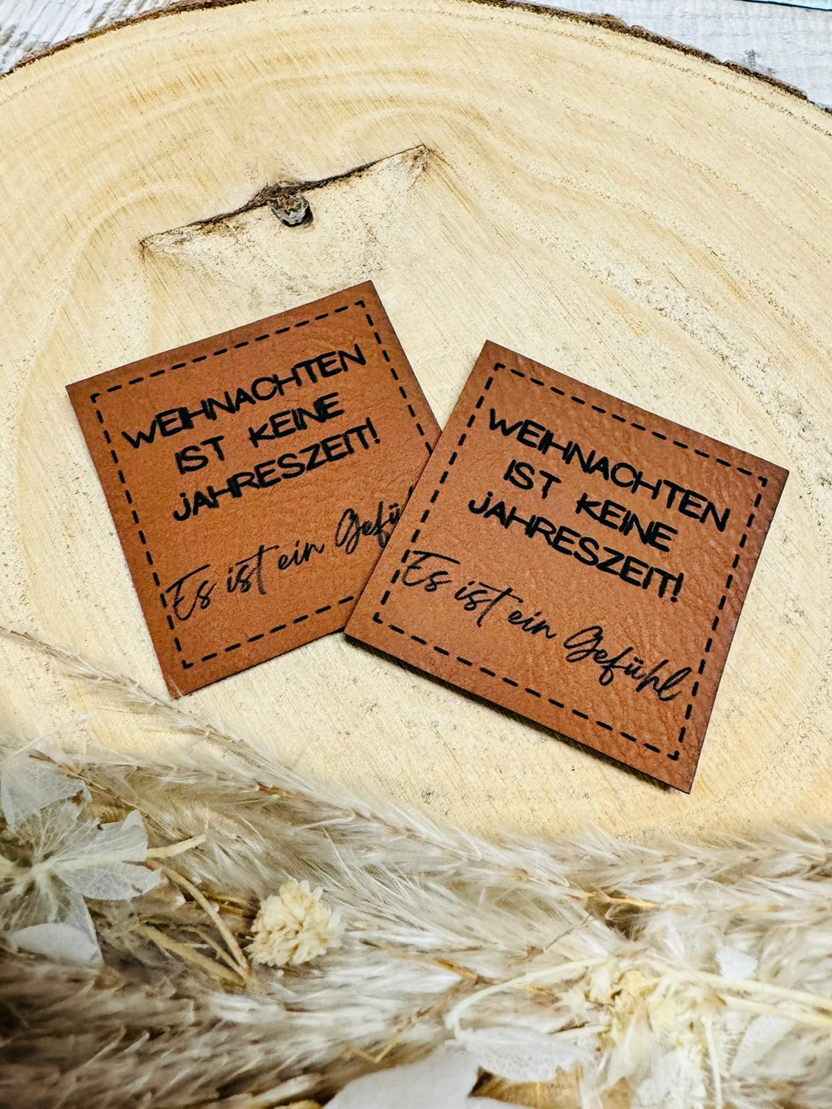 braunes christmas kunstlederlabel mit dem spruch weihnachten ist keine jahreszeit es ist ein gefühl