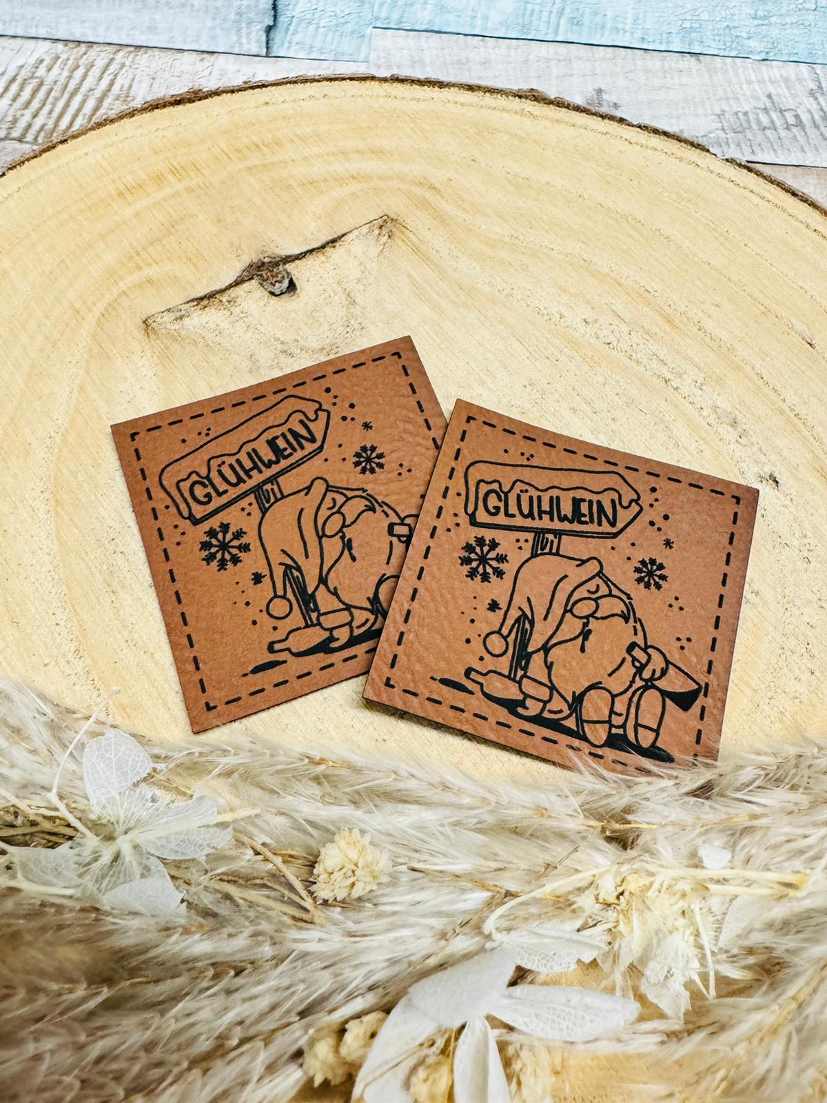 braunes christmas kunstlederlabel mit einem kleinen glühwein wichtel