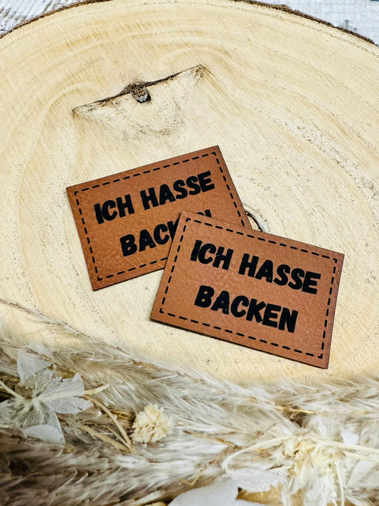 braunes christmas kunstlederlabel mit dem spruch ich hasse backen