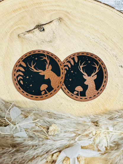 rundes braunes  kunstlederlabel mit einem hirsch abgebildet