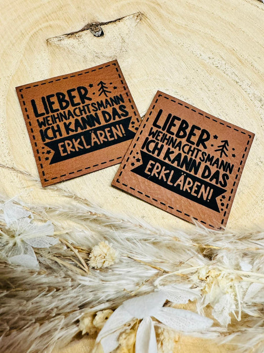 braunes christmas kunstlederlabel mit dem spruch lieber weihnachtsmann ich kann das erklären ausrufezeichen