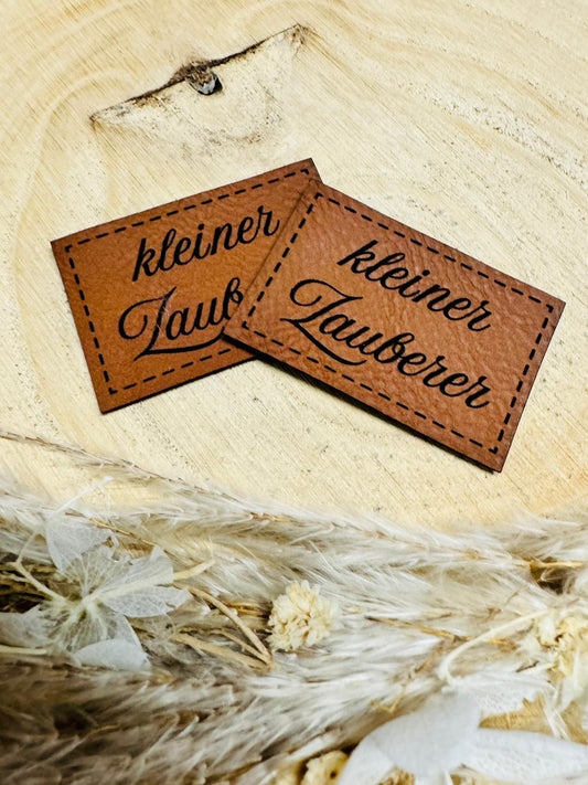 braunes christmas kunstlederlabel mit dem spruch kleiner zauberer