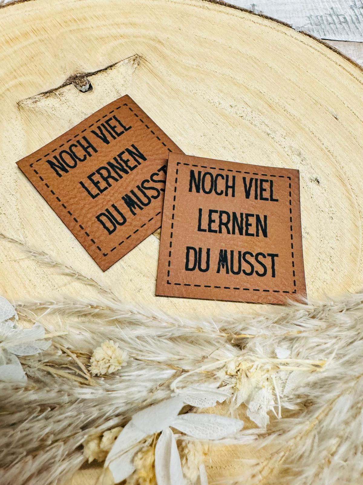 braunes christmas kunstlederlabel mit dem spruch noch viel lernen du musst