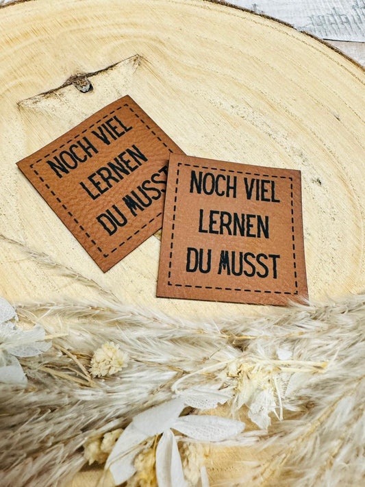 braunes christmas kunstlederlabel mit dem spruch noch viel lernen du musst