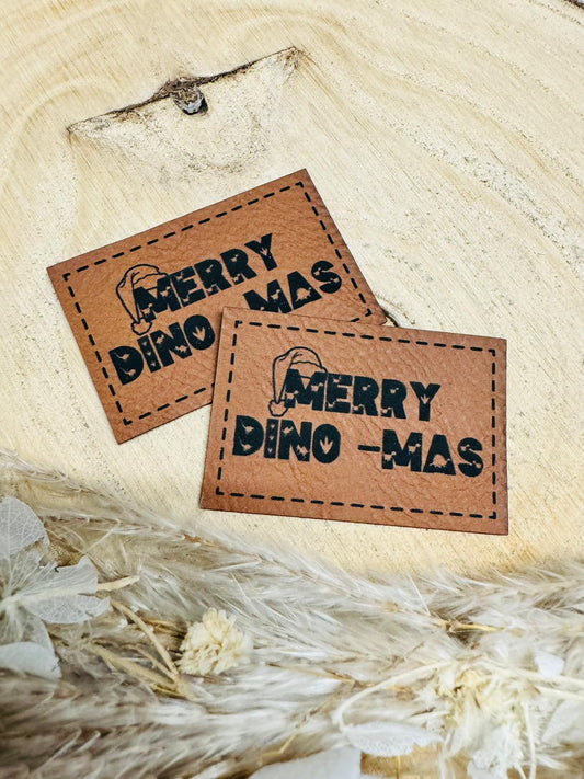 braunes christmas kunstlederlabel mit dem spruch merry dino mas