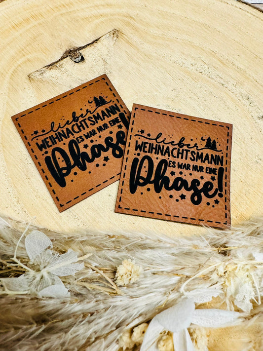 braunes christmas kunstlederlabel mit dem spruch lieber weihnachtsmann es war nur eine phase ausrufezeichen