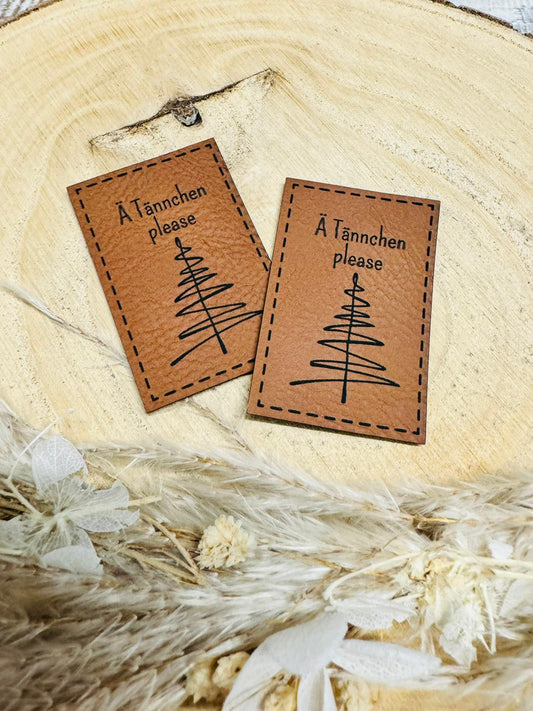 braunes kunstlederlabel mit dem spruch Ä Tännchen please