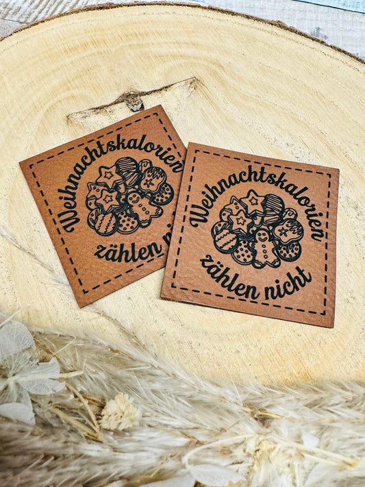 braunes christmas kunstlederlabel mit dem spruch weihnachtskalorien zählen nicht und vielen naschereien abgebildet
