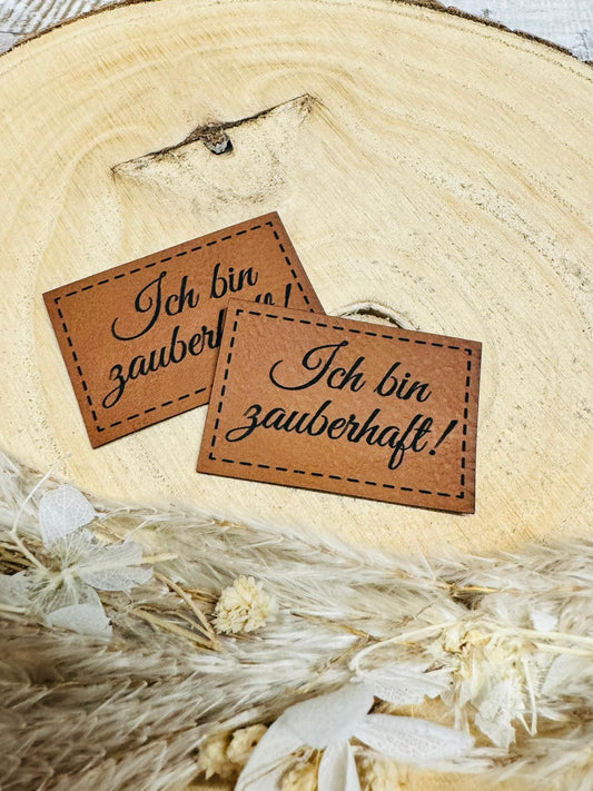 braunes christmas kunstlederlabel mit dem spruch ich bin zauberhaft ausrufezeichen