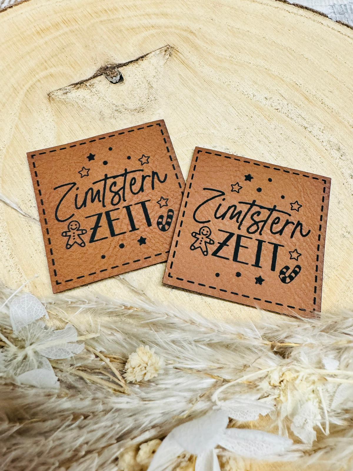 braunes christmas kunstlederlabel mit dem spruch zimtstern zeit