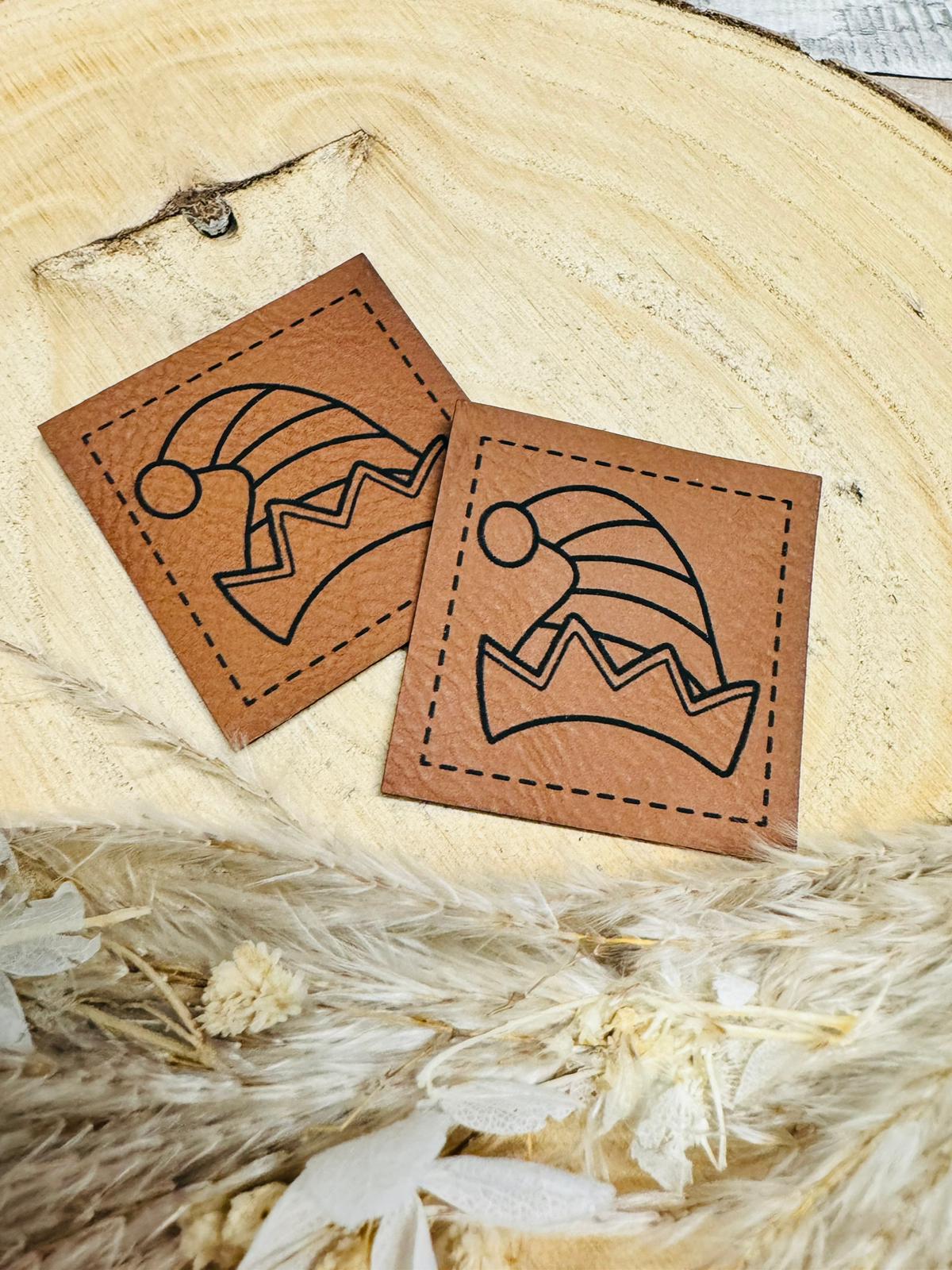 braunes kunstlederlabel mit einer zipfel mütze abgebildet