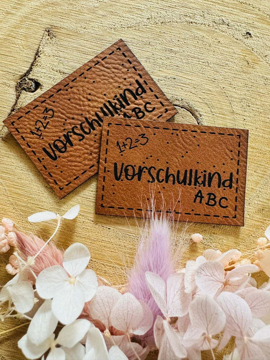 superweiches braunes Kunstleder Label mit dem Spruch 1+2=3 ABC Vorschulkind