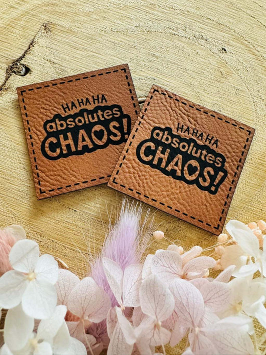 superweiches braunes kunstlederlabel mit dem Spruch Hahaha absolutes Chaos! abgebildet