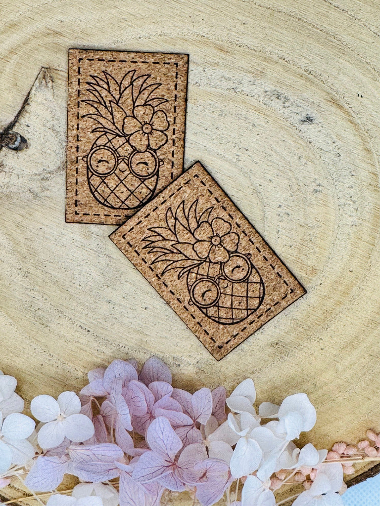 Superweiches Kunstlederlabel in kork Optik mit einer Ananas mit Blume abgebildet