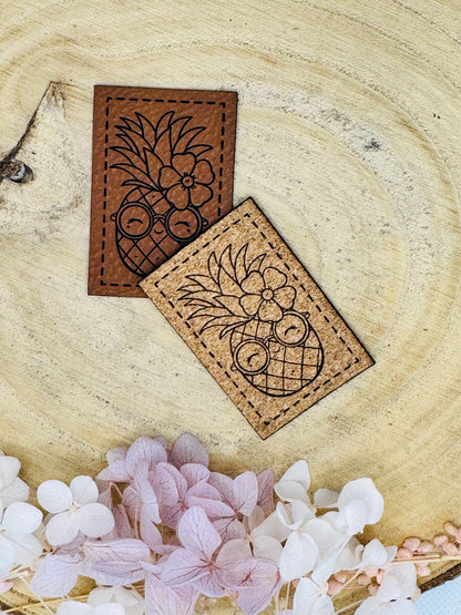 superweiches Kunstlederlabel Ananas mit Blume in zwei Farben abgebildet