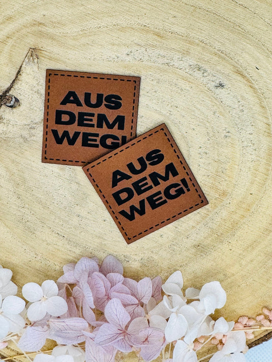 superweiches braunes Kunstlederlabel mit dem Spruch aus dem Weg Ausrufezeichen
