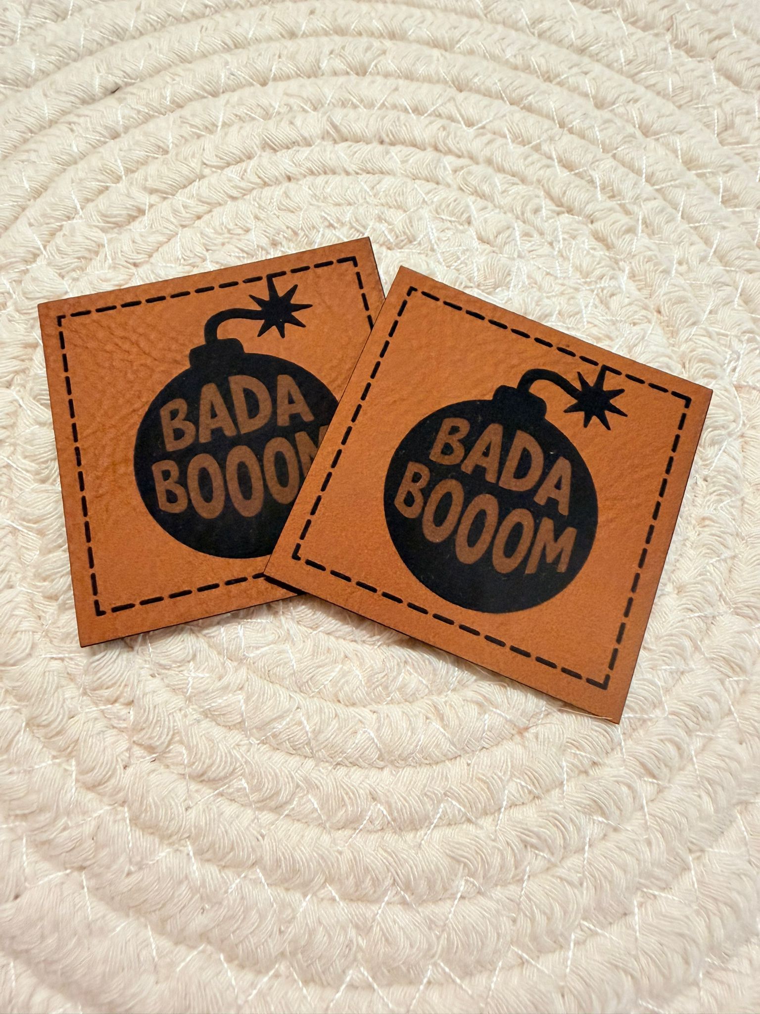 superweiches braunes Kunstlederlabel mit dem Spruch Bada Booom 