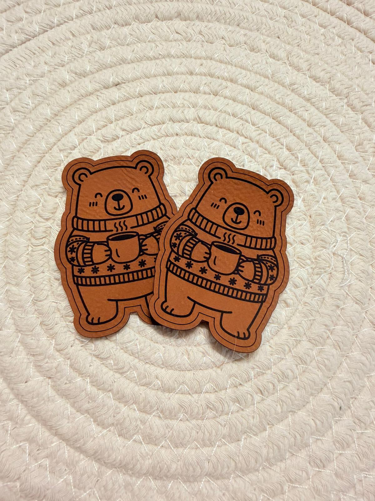 superweiches braunes Kontur Kunstlederlabel mit einem kleinen Bärchen in einem warmen Pulli gekleidet