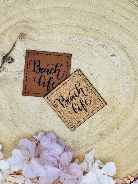 superweiches Kunstlederlabel mit dem Spruch Beach Life in zwei Farben abgebildet