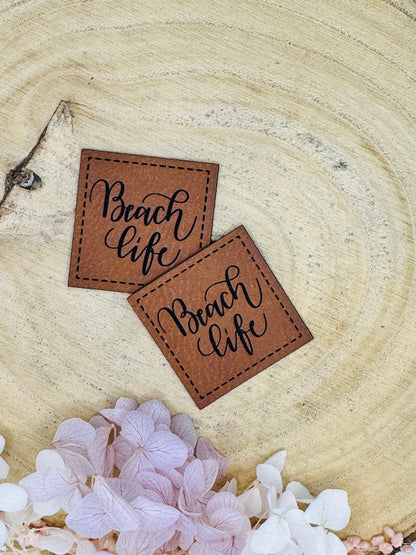 superweiches braunes Kunstlederlabel mit dem Spruch Beach Life