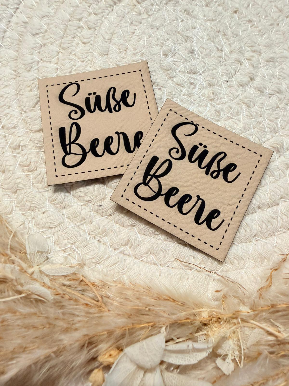 superweiches beiges Kunstlederlabel mit dem Spruch Süße Beere