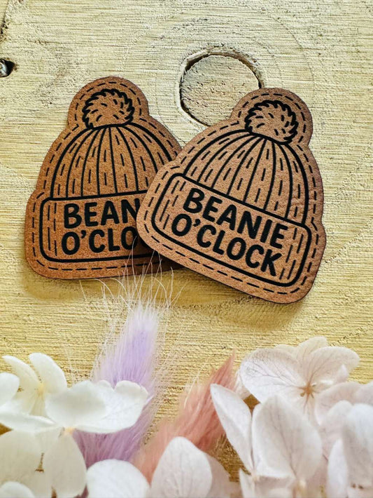 superweiches braunes Kontur Kunstleder Label in form einer Strickmütze und dem Spruch Beanie O`Clock