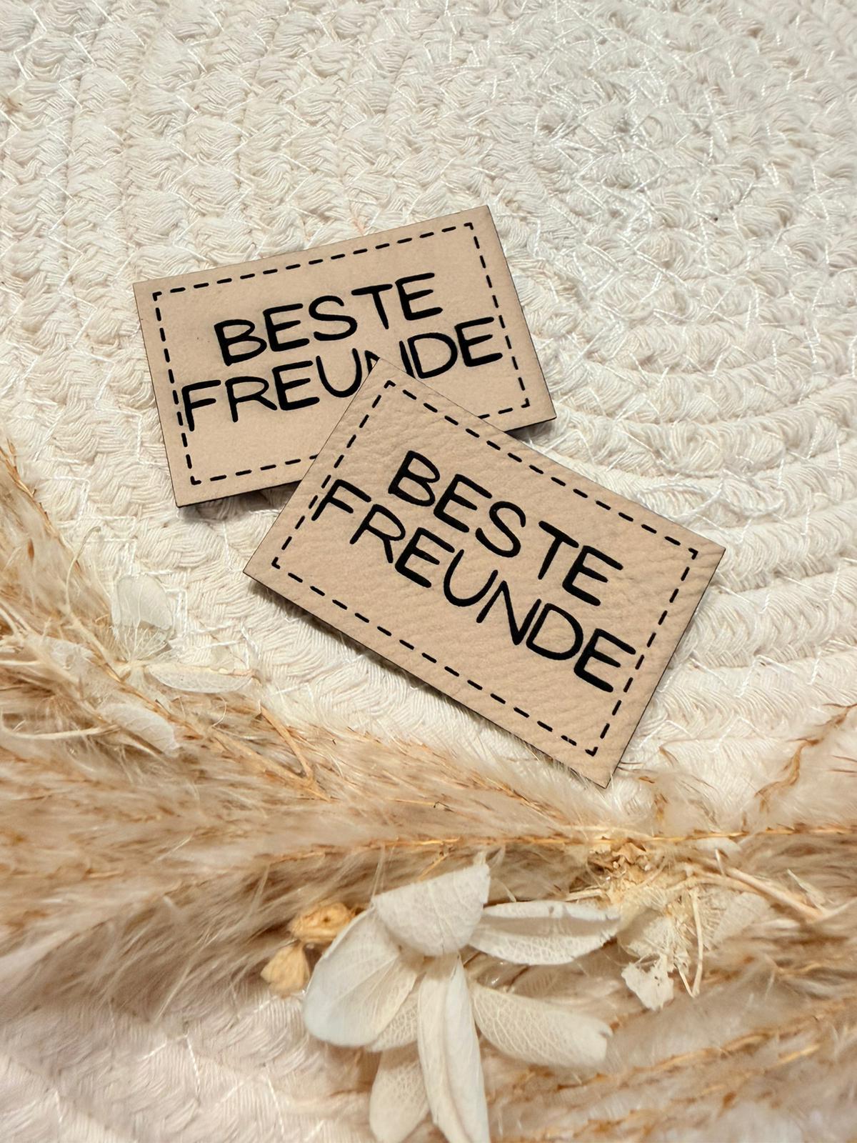 superweiches beiges Kunstlederlabel mit dem Spruch Beste Freunde