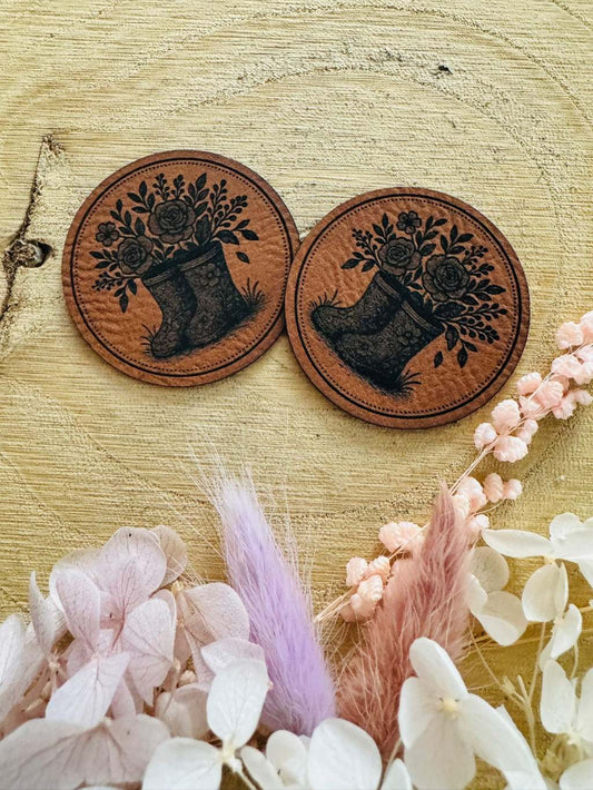 superweiches rundes braunes Kunstlederlabel mit abgebildeten Blumenstiefeln