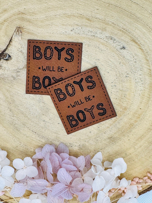 superweiches braunes Kunstlederlabel mit dem Spruch Boys will be Boys