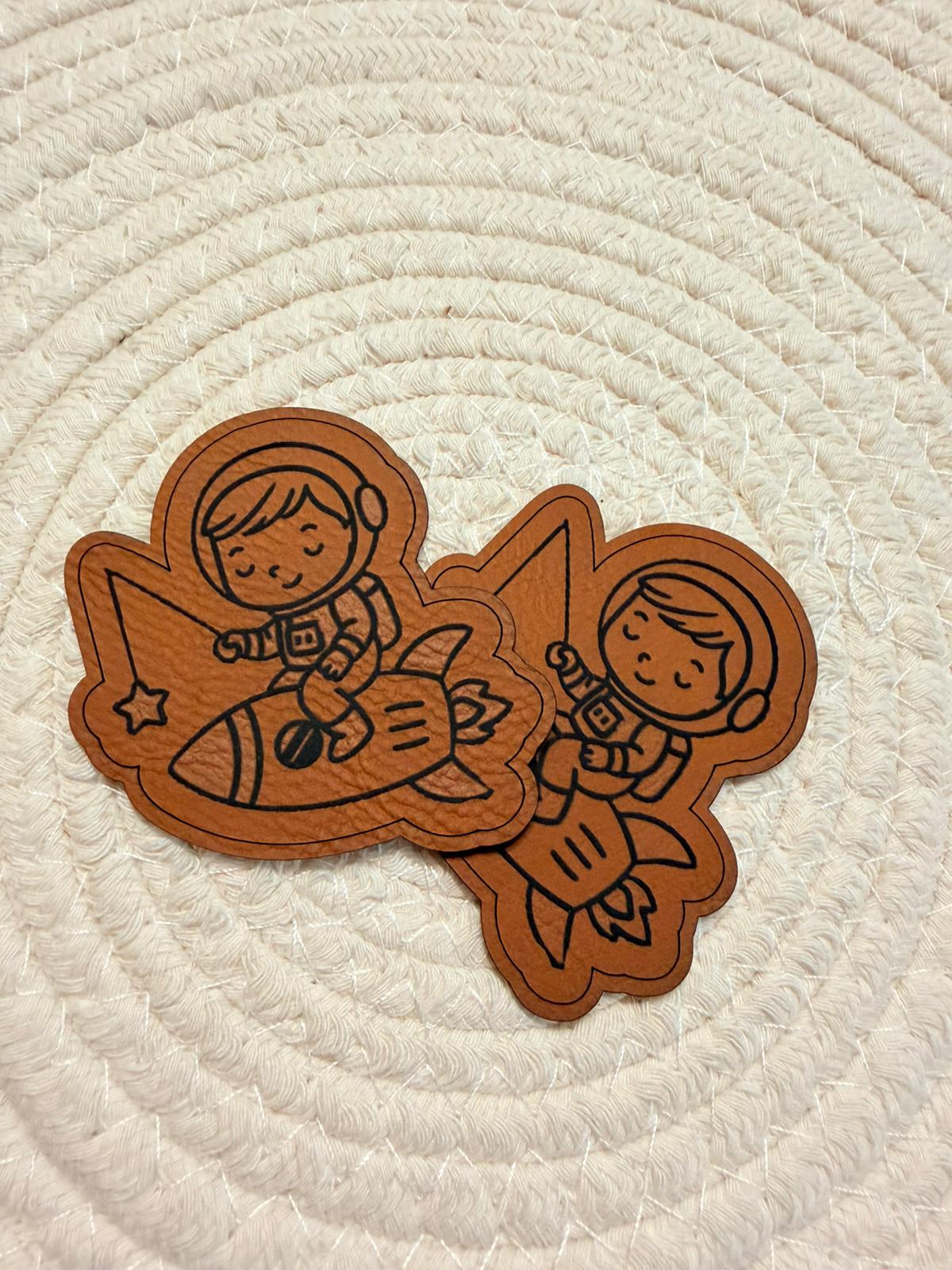 superweiches braunes Kontur Kunstlederlabel mit einem kleinen Boy auf einer Rakete sitzend