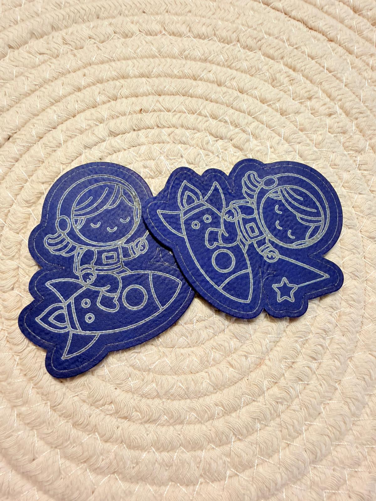 suprweiches blaues Kontur Kunstlederlabel mit einem kleinen Mädchen auf einer Rakete sitzend blau